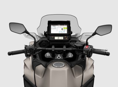 82671_25YM_NT1100_MAT_WARM_ASH_METALLIC_DCT_CloseUp_Around_Handle_ON_STD_ORIGINAL