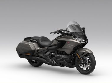 26YM_Goldwing_DCT_NH-389M_Mat Bullet Silver_Black Trim_Black Head_RFQ