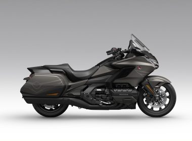 26YM_Goldwing_DCT_NH-389M_Mat Bullet Silver_Black Trim_Black Head_RHS