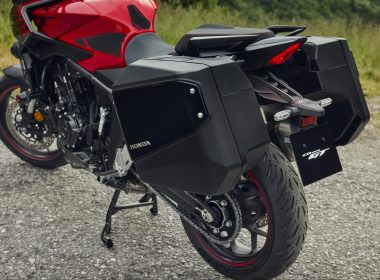 95598_26YM_CB1000GT_LOCATION_GRAND_PRIX_RED_ACCESSORY_DETAIL_01_0118_ORIGINAL (1)-min