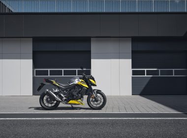 95692_26YM_CB750_Hornet_Location_Static_05_0057_ORIGINAL